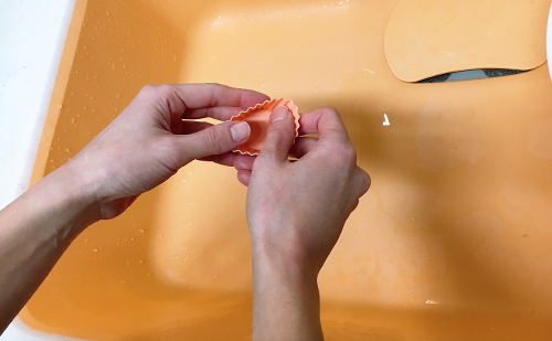 洗剤を直接指にとって洗う